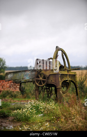 Oldtimer Landmaschinen auf dem Gelände eine umgebaute Scheune im Gange Warwickshire, UK Stockfoto