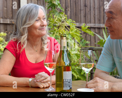 Älteres Ehepaar zusammen Wein trinken Stockfoto
