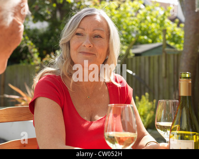 Älteres Ehepaar zusammen Wein trinken Stockfoto