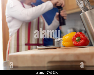 Nahaufnahme von Paprika auf Schneidebrett Stockfoto
