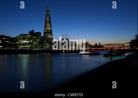 Banken der Londoner Themse in der Dämmerung: der Shard Gebäude, HMS Belfast und London Bridge beleuchtet, London, UK Stockfoto