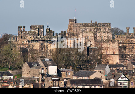 Blick auf Lancaster Castle über den Dächern der Stadt, vom Turm der St. Peter's Cathedral, Lancashire, Großbritannien Stockfoto