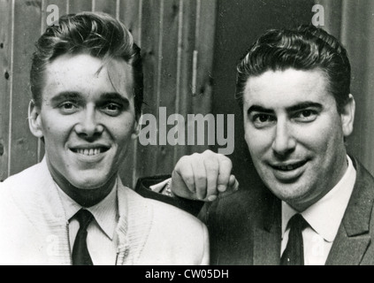 BILLY FURY UK-Pop-Sängerin mit seinem Manager Larry Parnes 1966 Stockfoto