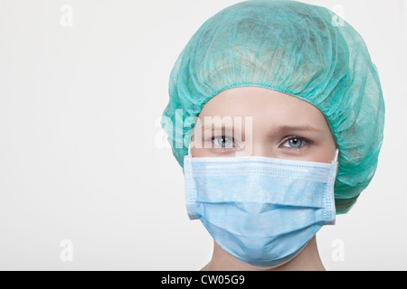 Nahaufnahme des Chirurgen Gesichtsmaske tragen Stockfoto