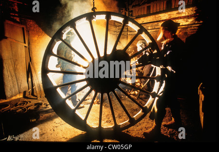 Ein Schweißgerät arbeitet auf die 6ft 8 Zoll Antriebsräder der LNER-Klasse A1 Steam Locomotive 60163 Tornado bei einer Gießerei in Burton-On-Trent, Staffordshire Stockfoto