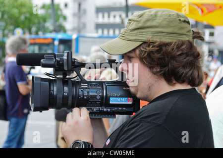 Übergewichtigen Sie deutschen Kameramann aus dem regionalen Sender STIMME. TV-Aufnahmen mit Semi professionelle Sony HDV-Videokamera Stockfoto