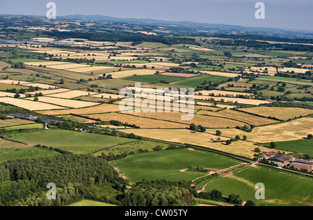 Luftaufnahme über die Landschaft von Herefordshire (in der Nähe des Flugplatzes Shobdon) im Sommer, Blick über das Dorf Monkland in Richtung Malvern Hills (UK) Stockfoto