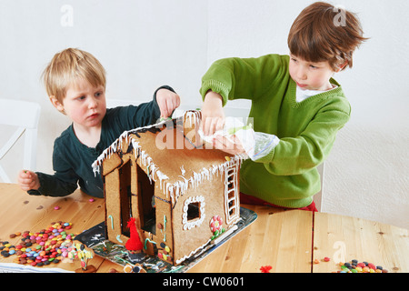 Jungen Lebkuchenhaus Dekoration Stockfoto