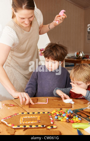 Familie Dekoration Lebkuchenhaus Stockfoto