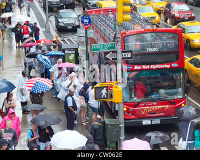 Touristen, die immer auf Bus am Times Square Stockfoto