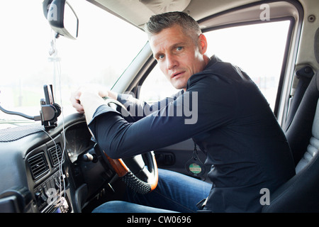 Taxi-Fahrer am Lenkrad sitzen Stockfoto