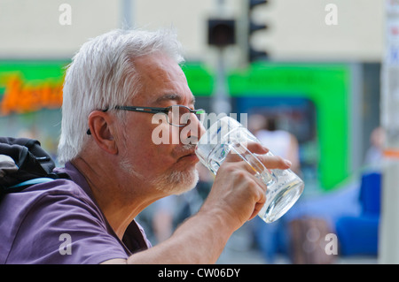 Erwachsenen deutschen kaukasischen Mann mit Bart und Brille Leergut graue Haare grau einen halben Liter Bierkrug - Heilbronn Deutschland Stockfoto