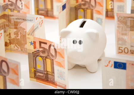 Schöne weiße Keramik Piggy Spardose in Geld labyrinth Stockfoto