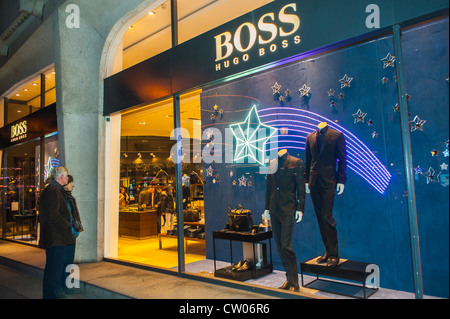 Paris, Frankreich, paar Touristen auf der Avenue Champs Elysees, Boss Bekleidungsgeschäft Schaufensterbummel, Fenster in der Nacht Zeichen Stockfoto