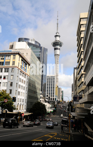 Der Sky Tower von der Victoria Street und an der Kreuzung der Queen Street in Auckland, Neuseeland Stockfoto