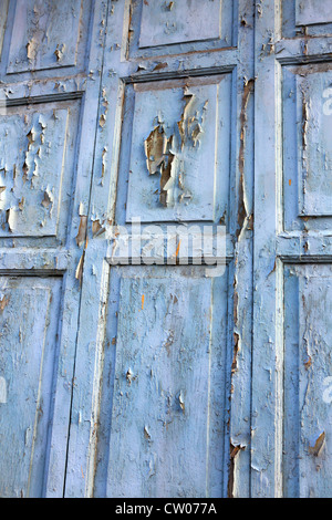 Peeling und rissige Farbe auf hölzernen Tür, die frische Lackierung braucht. Stockfoto