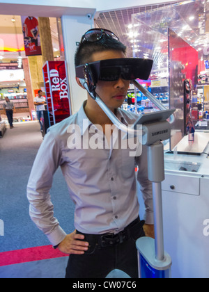 Paris, Frankreich, Chinesischer Mann mit Dreidimensionalen Gläser 3D für High Definition TV in VIrgin Store, (Geschlossen) Shopping, Menschen mit Hilfe der neuen Technologie. Stockfoto