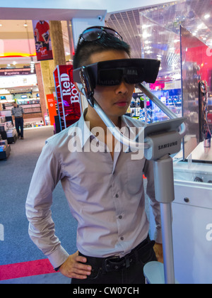 Paris, Frankreich, Chinese man mit dreidimensionalen Brillen 3D für High Definition T.V. in Virgin Store, Menschen mit neuen spannenden Technologie. Student Frankreich Stockfoto