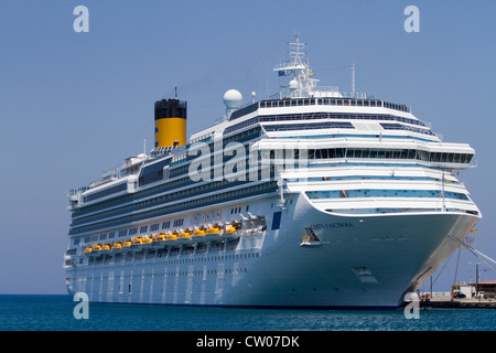 Die Costa Fascinosa, Kreuzfahrtschiff der Concordia-Klasse, das im Handelshafen von Rhodos auf der Insel Rhodos, Griechenland, im Mittelmeer liegt Stockfoto