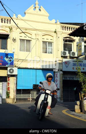 Mann auf dem Motorrad in Chinatown, Melaka. Stockfoto