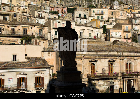 Der Blick von der Treppe einer der vielen Kirchen in der unteren Stadt Modica in Sizilien Blick über die Stadt. Stockfoto