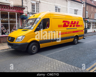 Eine gelbe DHL Pakete in Kirkgate Thirsk North Yorkshire geparkten Lieferwagen Stockfoto