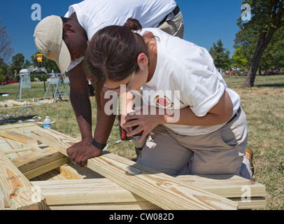 Detroit, Michigan - Stadt Jahr freiwillige bauen Picknick-Tische für Romanowski Park. Stockfoto