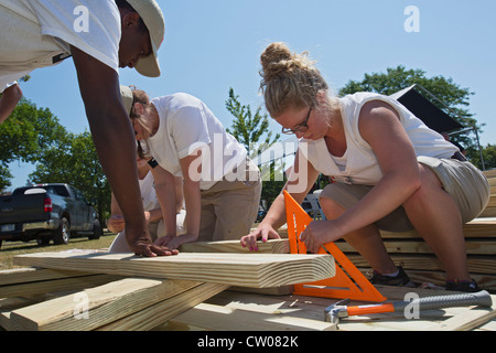 Detroit, Michigan - Stadt Jahr freiwillige bauen Picknick-Tische für Romanowski Park. Stockfoto