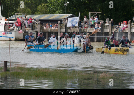 Die jährliche Floß-Rennen auf dem Fluss Rother bei Roggen East Sussex UK Stockfoto