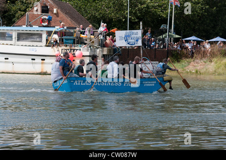 Die jährliche Floß-Rennen auf dem Fluss Rother bei Roggen East Sussex UK Stockfoto