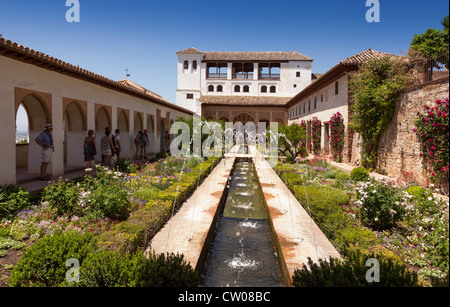 Alhambra, Granada, Andalusien, Andalusien, Spanien, Europa. Schöne Brunnen in die atemberaubende berühmten maurischen Palast-Gärten. Stockfoto