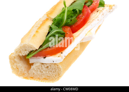 Französische Baguette gefüllt mit Brie-Käse, in Scheiben geschnittenen Tomaten und Salat - Studio gedreht mit weißem Hintergrund Stockfoto