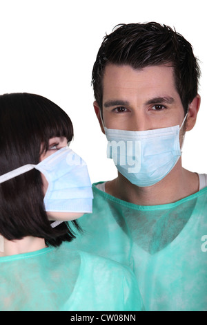 Chirurgen tragen Gesichtsmasken Stockfoto