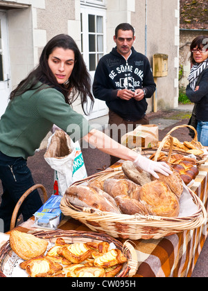 Attraktive Französin mit hausgemachtem Brot Stall - Frankreich. Stockfoto