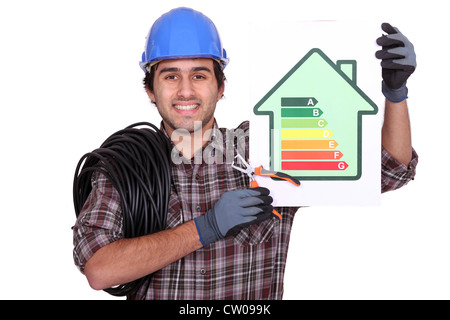 Elektriker mit einer Rating-Energiekarte Stockfoto