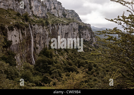 Panoramablick Luftaufnahme des Collados del Ason Tal mit den Wasserfall von der Geburt des Flusses in Kantabrien, Spanien Europa Stockfoto