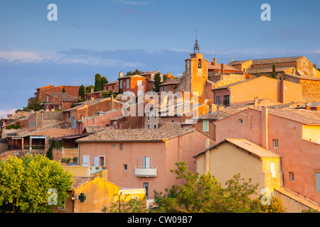 Sonnenaufgang über Hügel Stadt des Roussillon im Luberon, Provence Frankreich Stockfoto