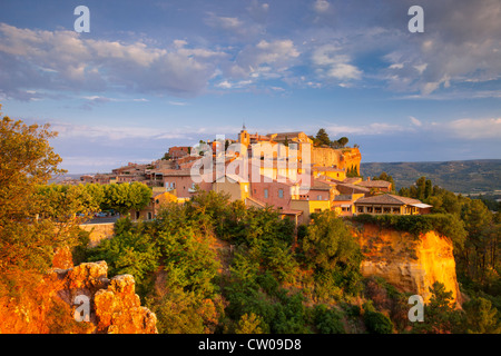 Sonnenaufgang über dem Hügel Dorf Roussillon im Luberon, Provence Frankreich Stockfoto