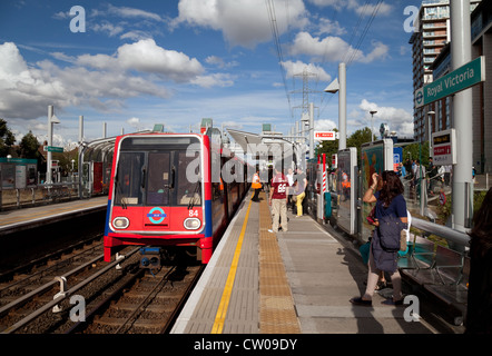 Passagiere und ein Zug an der DLR (Docklands Light Railway) Station am Royal Victoria, London UK Stockfoto