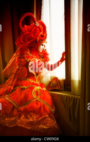 kostümierte Modell suchen Fenster in Venedig während des Karnevals Stockfoto