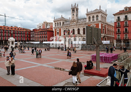 Das Rathaus mit dem steht für die Heilige Woche in der Plaza Mayor der Stadt Valladolid, Castilla y León, Spanien Stockfoto