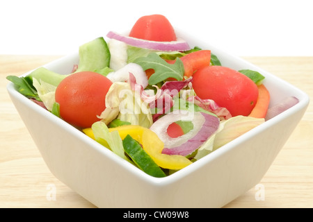 Ein frischer gemischter Salat in einer Schüssel Weißware in Nahaufnahme Stockfoto