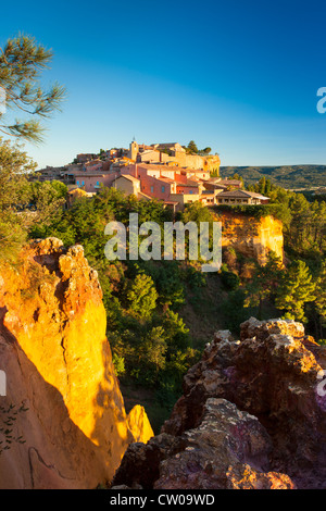 Sonnenaufgang über Hügel Stadt des Roussillon im Luberon, Provence Frankreich Stockfoto