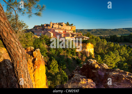 Sonnenaufgang über Hügel Stadt des Roussillon im Luberon, Provence Frankreich Stockfoto