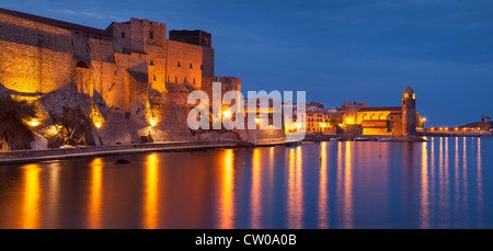 Über Royal Fort und Eglise Notre Dame des Anges, Collioure, Royal, Frankreich Twilight Stockfoto