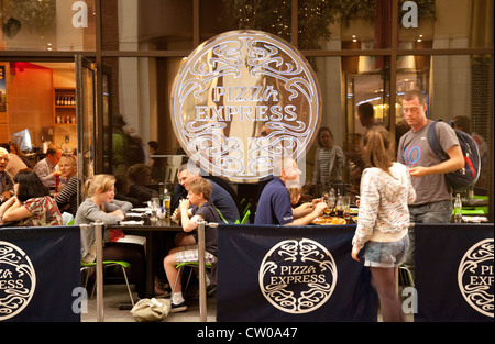 Menschen Essen in einem Pizza Express Restaurant, O2 Arena, London UK Stockfoto