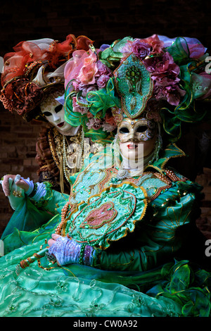 kostümierte Modelle am Karneval in Venedig Stockfoto