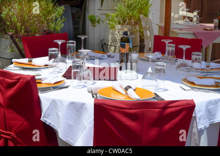 Eine auf Marktrestaurant mit Tabellen in der Sonne und Schatten. Aufnahme in Rhodos, Griechenland Stockfoto