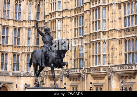 Richard Coeur de Lion, Statue von Richard I von England, außerhalb der Houses of Parliament. London, UK Stockfoto