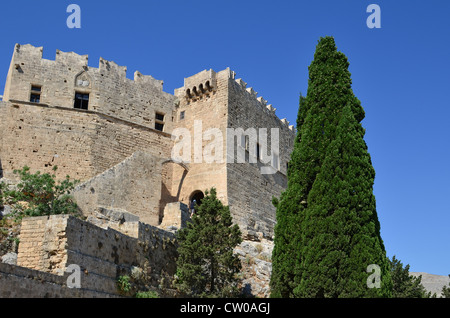 Die westliche Mauer der Akropolis-Bauten in Lindos, Rhodos, Griechenland Stockfoto